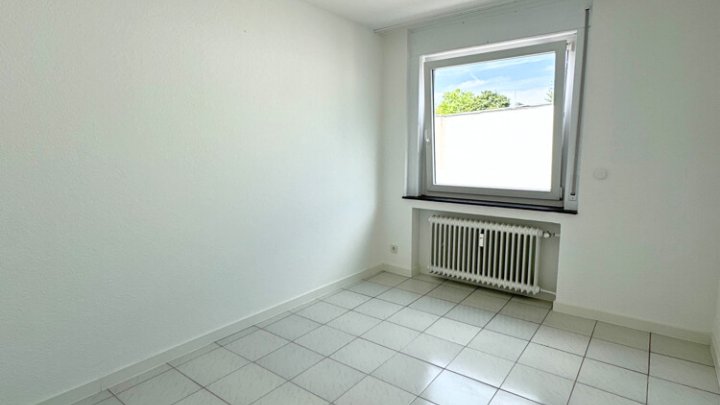 Sonnenverwöhnte renovierte 4-ZKB EG-Wohnung mit Terrasse, Garten und Garage