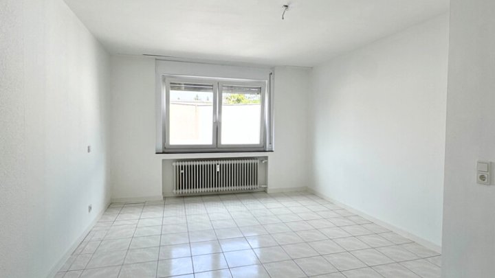 Sonnenverwöhnte renovierte 4-ZKB EG-Wohnung mit Terrasse, Garten und Garage
