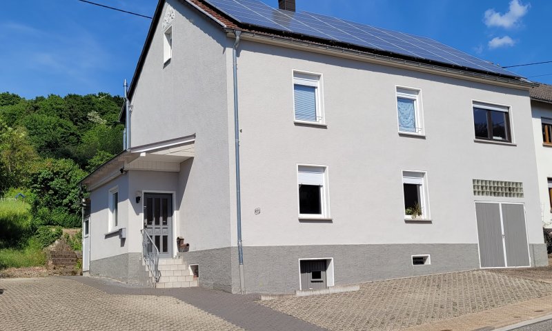 Freistehendes Zweifamilienhaus mit großem Grundstück - ideal für Tierliebhaber
