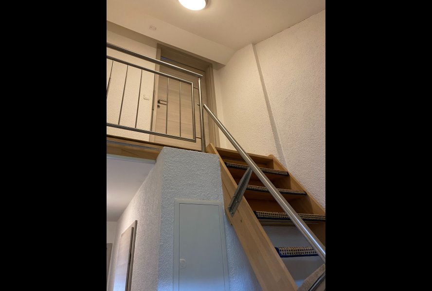 Wohnung 1.OG Treppenaufgang zum Kinderzimmer im DG