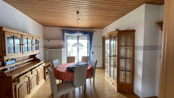 Gepflegte Doppelhaushälfte mit großzügigem Grundstück, Fernblick und viel Raum für Lebensqualität.