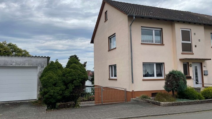 Gepflegte Doppelhaushälfte mit großzügigem Grundstück, Fernblick und viel Raum für Lebensqualität.