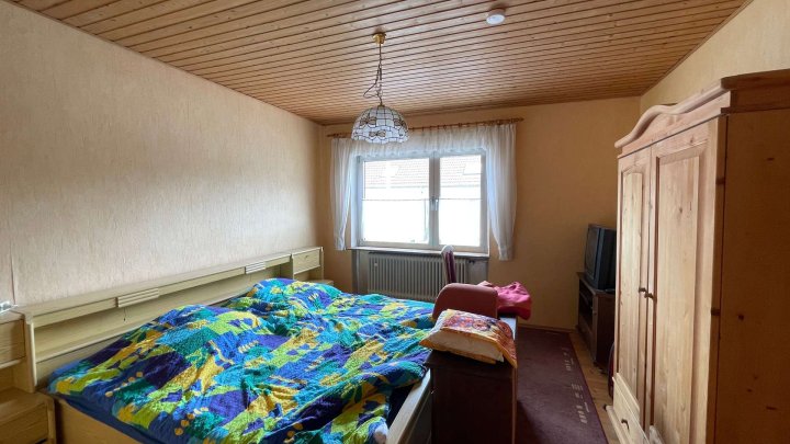 Gepflegte Doppelhaushälfte mit großzügigem Grundstück, Fernblick und viel Raum für Lebensqualität.
