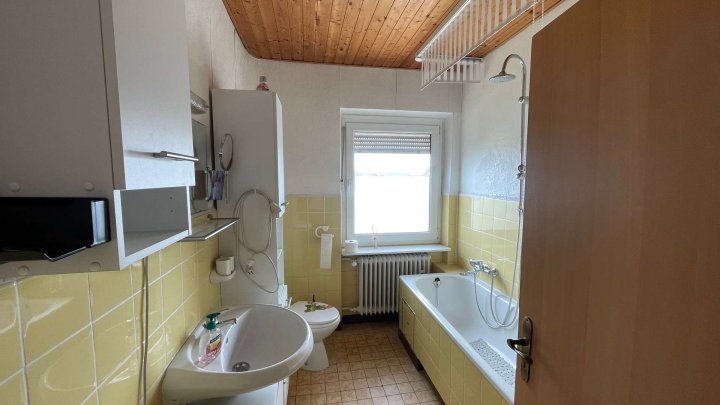 Gepflegte Doppelhaushälfte mit großzügigem Grundstück, Fernblick und viel Raum für Lebensqualität.