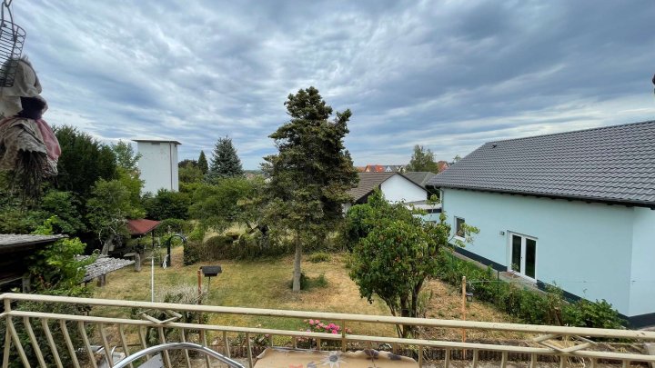 Gepflegte Doppelhaushälfte mit großzügigem Grundstück, Fernblick und viel Raum für Lebensqualität.