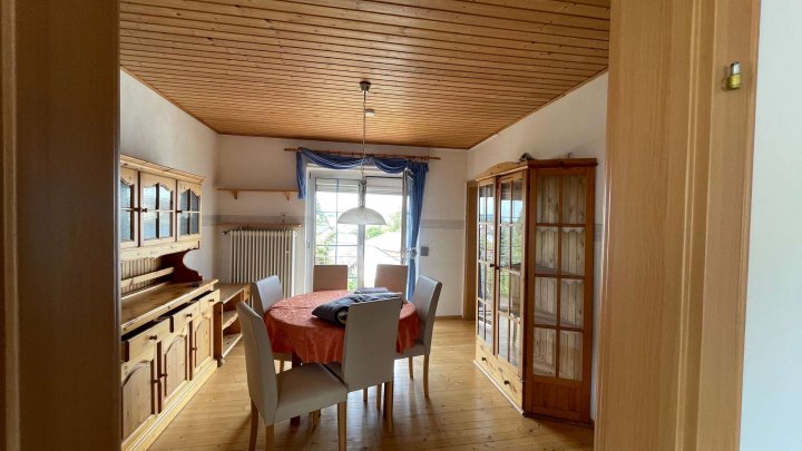 Gepflegte Doppelhaushälfte mit großzügigem Grundstück, Fernblick und viel Raum für Lebensqualität.