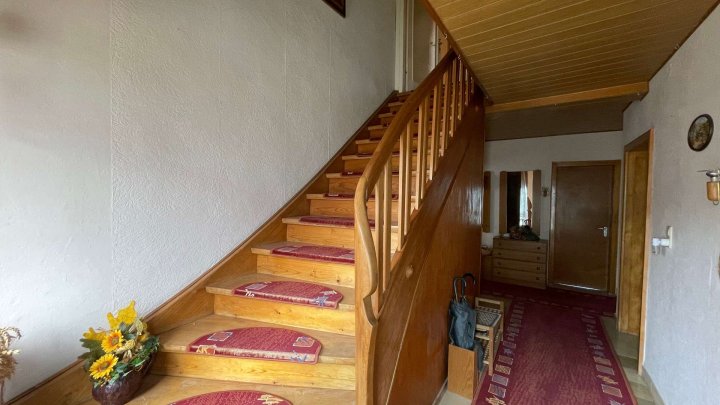 Gepflegte Doppelhaushälfte mit großzügigem Grundstück, Fernblick und viel Raum für Lebensqualität.