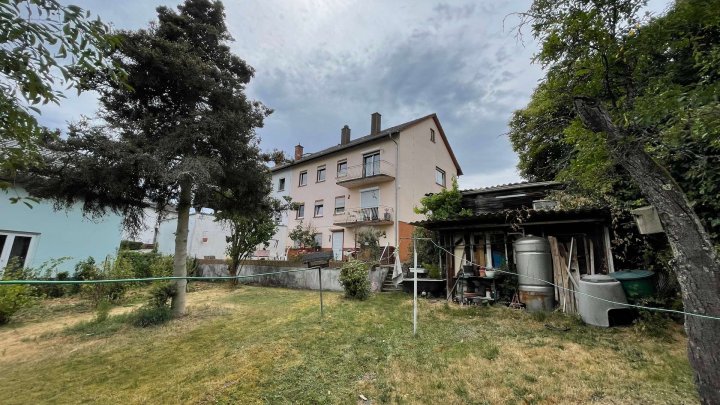 Gepflegte Doppelhaushälfte mit großzügigem Grundstück, Fernblick und viel Raum für Lebensqualität.