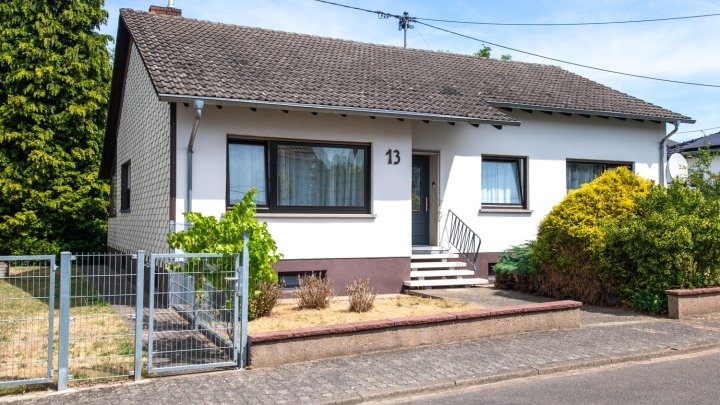 Familienglück auf einer Ebene | Freistehender Bungalow mit großem Garten