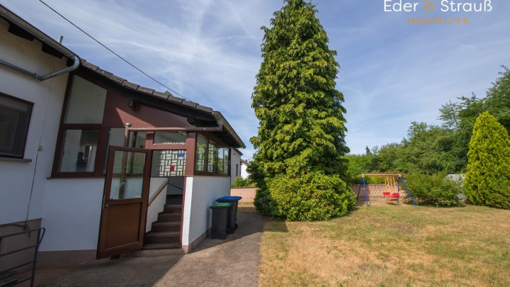 Familienglück auf einer Ebene | Freistehender Bungalow mit großem Garten