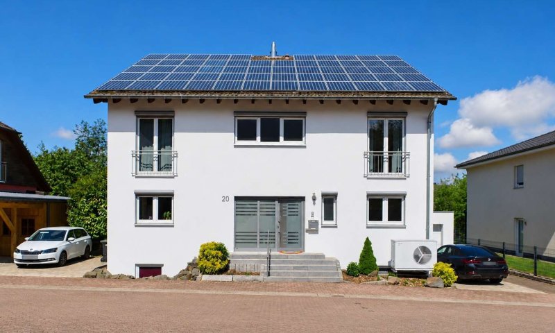 Bezugsfrei ab August - Hochwertiges Familiendomizil mit Kamin, Garten und moderner Energietechnik