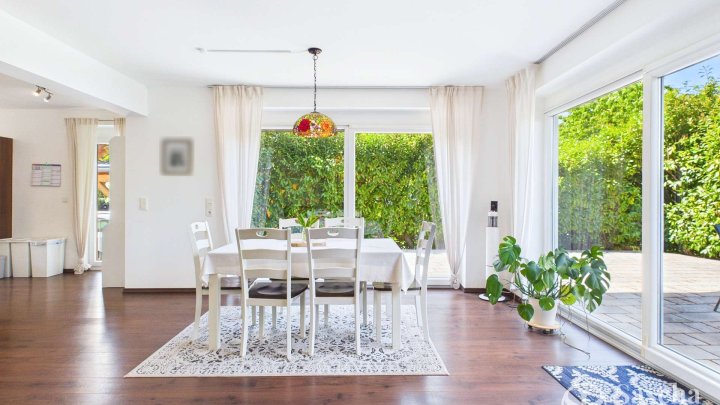 Bezugsfrei ab August - Hochwertiges Familiendomizil mit Kamin, Garten und moderner Energietechnik