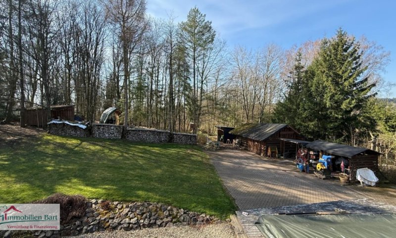 ZWEIFAMILIENHAUS MIT POOL, GROßEM GARTEN UND EIGENEM WALD