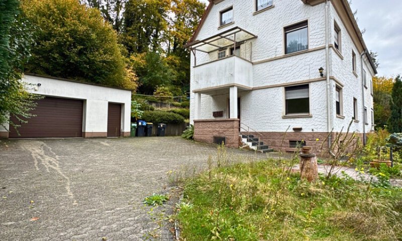 2-3 Familienhaus mit Einfahrt und Garagen in guter Lage von Fechingen