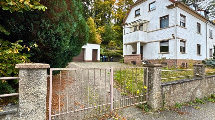 2-3 Familienhaus mit Einfahrt und Garagen in guter Lage von Fechingen