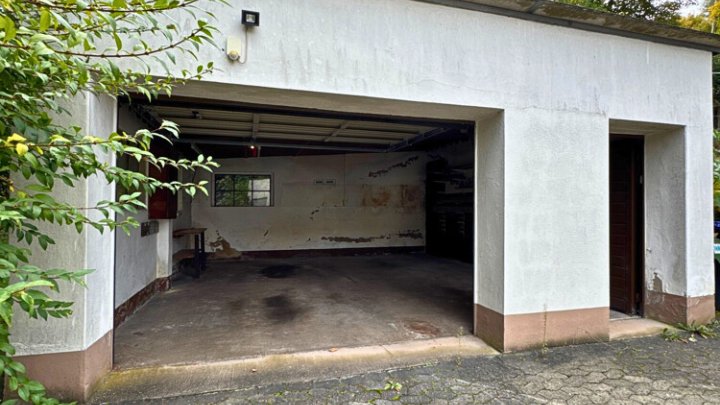 2-3 Familienhaus mit Einfahrt und Garagen in guter Lage von Fechingen