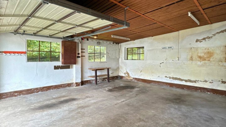 2-3 Familienhaus mit Einfahrt und Garagen in guter Lage von Fechingen
