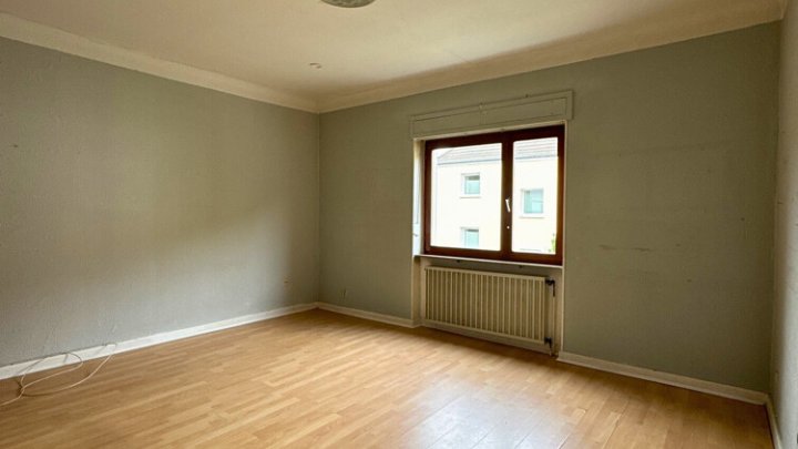 2-3 Familienhaus mit Einfahrt und Garagen in guter Lage von Fechingen