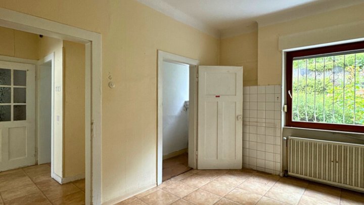 2-3 Familienhaus mit Einfahrt und Garagen in guter Lage von Fechingen