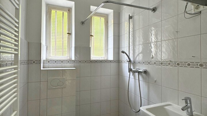 2-3 Familienhaus mit Einfahrt und Garagen in guter Lage von Fechingen