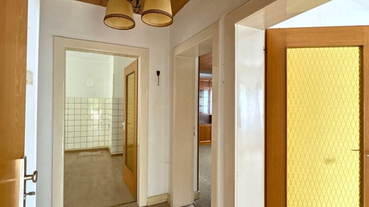 2-3 Familienhaus mit Einfahrt und Garagen in guter Lage von Fechingen