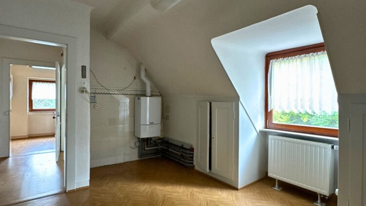 2-3 Familienhaus mit Einfahrt und Garagen in guter Lage von Fechingen