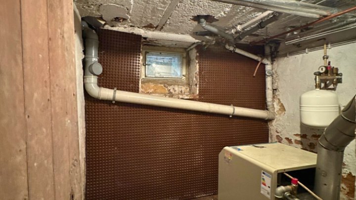 2-3 Familienhaus mit Einfahrt und Garagen in guter Lage von Fechingen
