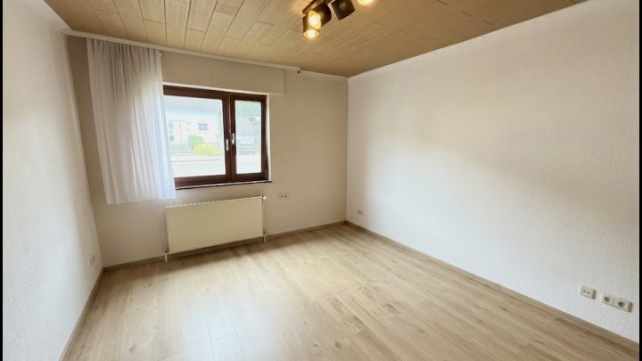 FREIRAUM — Zweifamilienhaus mit zwei Einheiten und großem Garten in Beckingen