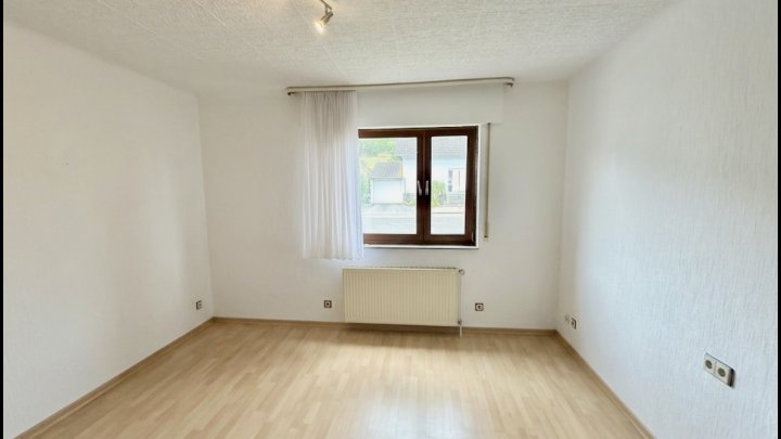 FREIRAUM — Zweifamilienhaus mit zwei Einheiten und großem Garten in Beckingen