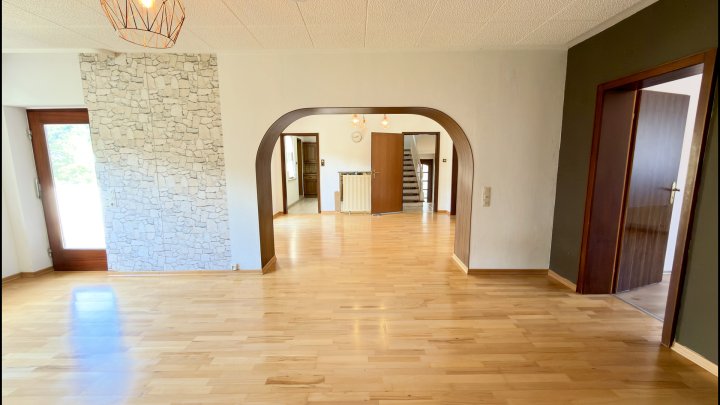 Freistehendes Zweifamilienhaus mit zwei Wohneinheiten und großem Garten in Beckingen