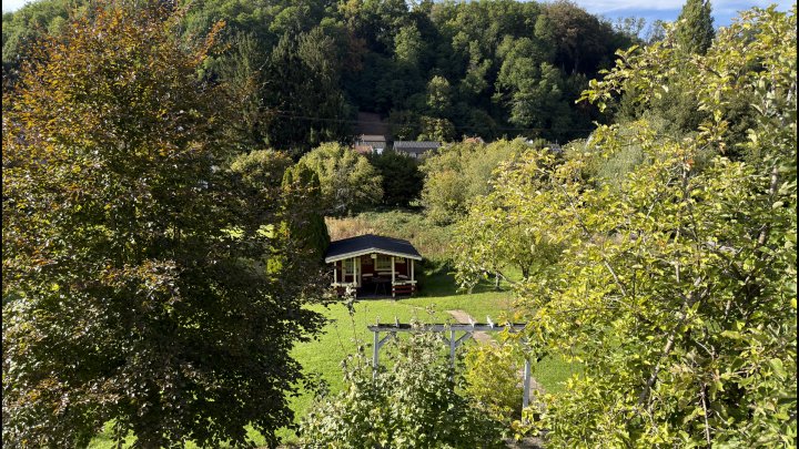 Freistehendes Zweifamilienhaus mit zwei Wohneinheiten und großem Garten in Beckingen