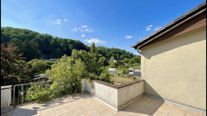 FREIRAUM — Zweifamilienhaus mit zwei Einheiten und großem Garten in Beckingen