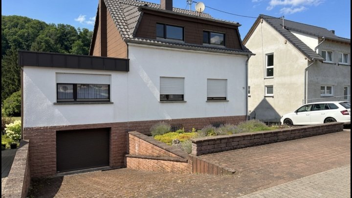 Freistehendes Zweifamilienhaus mit zwei Wohneinheiten und großem Garten in Beckingen