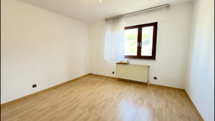 Freistehendes Zweifamilienhaus mit zwei Wohneinheiten und großem Garten in Beckingen
