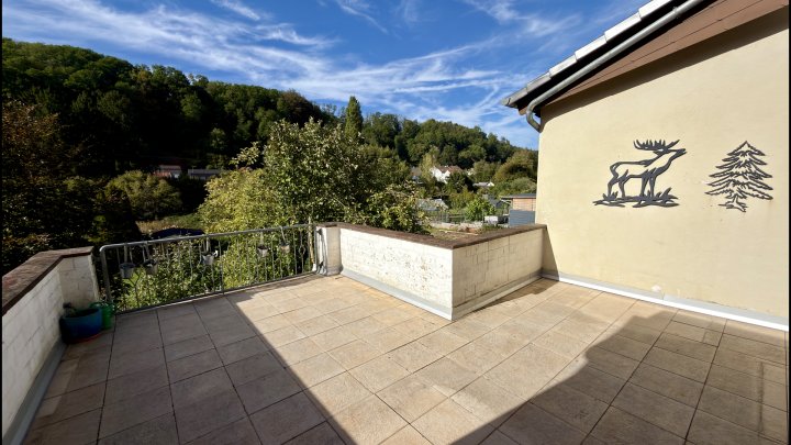 Freistehendes Zweifamilienhaus mit zwei Wohneinheiten und großem Garten in Beckingen