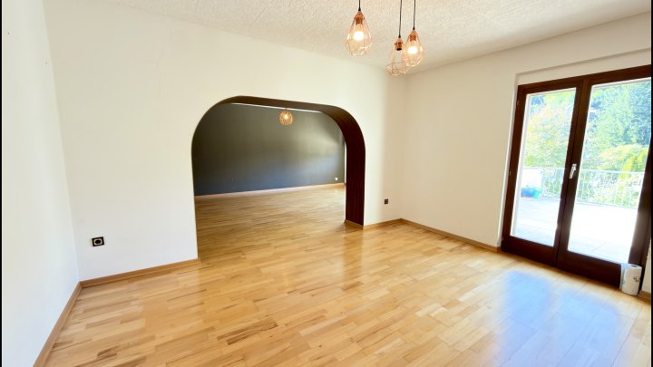 Freistehendes Zweifamilienhaus mit zwei Wohneinheiten und großem Garten in Beckingen
