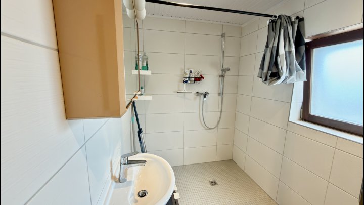 FREIRAUM — Zweifamilienhaus mit zwei Einheiten und großem Garten in Beckingen