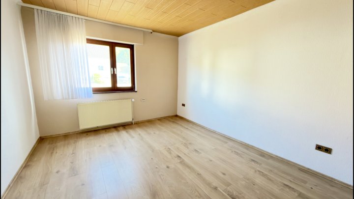 Freistehendes Zweifamilienhaus mit zwei Wohneinheiten und großem Garten in Beckingen