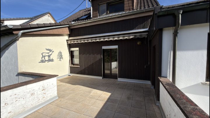 Freistehendes Zweifamilienhaus mit zwei Wohneinheiten und großem Garten in Beckingen