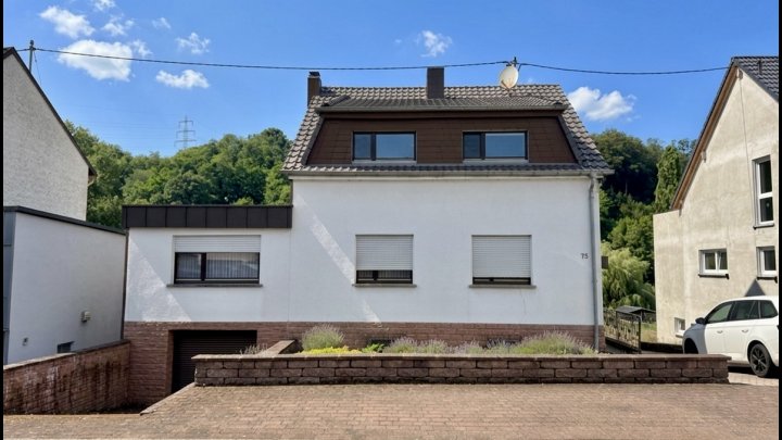 FREIRAUM — Zweifamilienhaus mit zwei Einheiten und großem Garten in Beckingen
