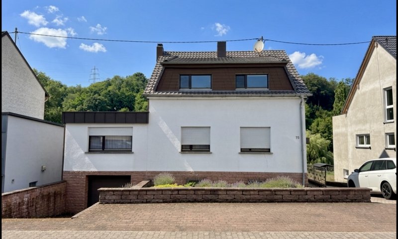 Freistehendes Zweifamilienhaus mit zwei Wohneinheiten und großem Garten in Beckingen