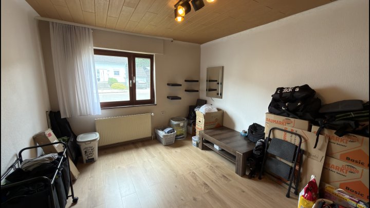 FREIRAUM — Zweifamilienhaus mit zwei Einheiten und großem Garten in Beckingen