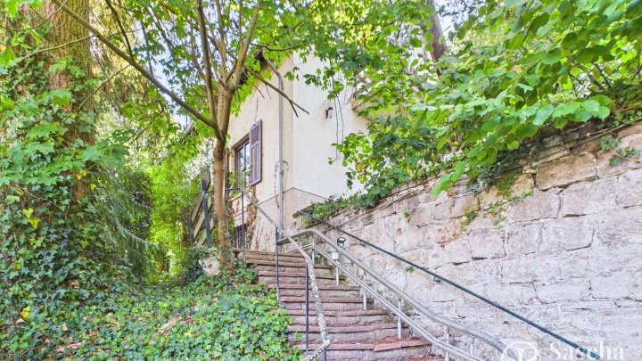 Freistehende Liegenschaft mit Sanierungsbedarf in erhöhter Wohnlage nahe der Blieskasteler Altstadt