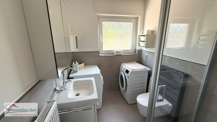 3 MINUTEN BIS TRIER: MODERNE PENTHOUSEWOHNUNG MIT SEHR SCHÖNER AUSSICHT IN KONZ!