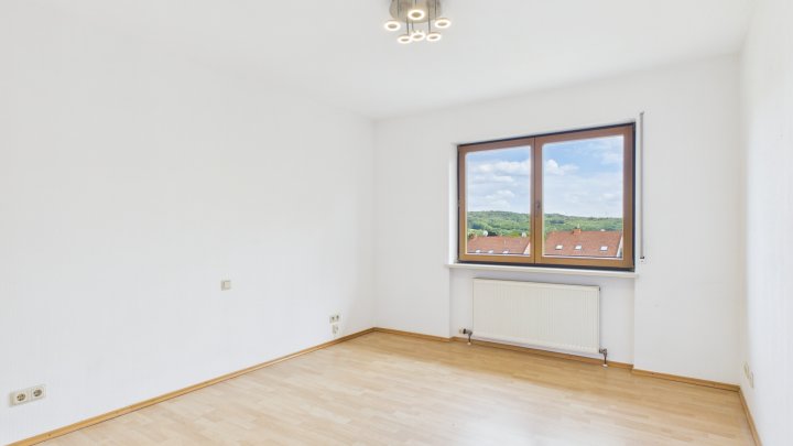 Großzügige Eigentumswohnung mit Balkon, Gartenmitbenutzung und zwei Stellplätzen in Püttlingen