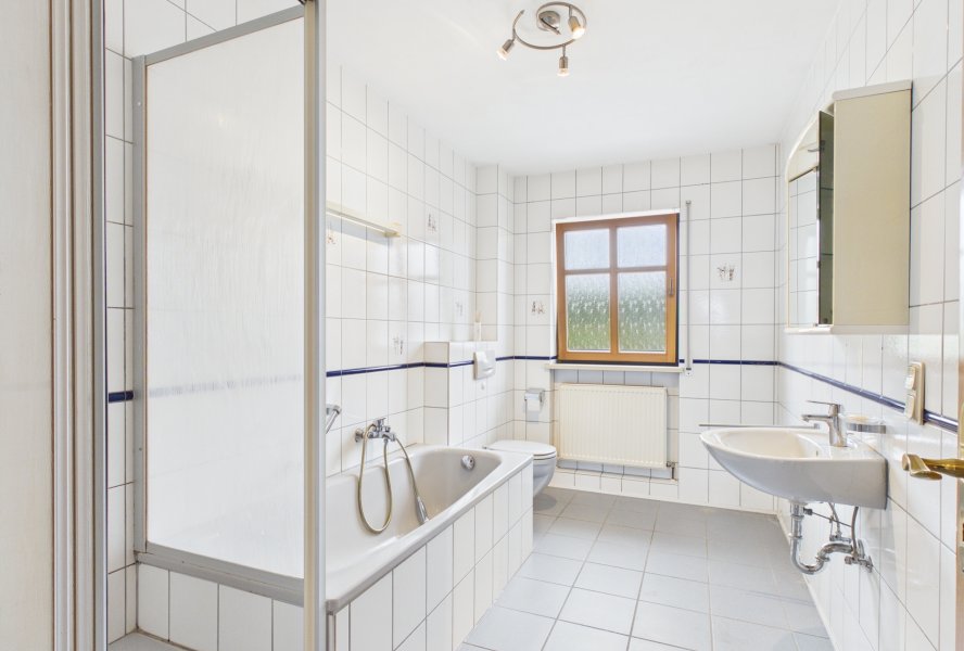 Badezimmer mit Dusche und Badewanne
