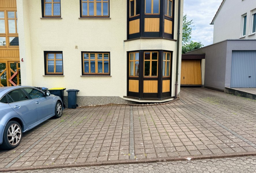 zwei Stellplätze direkt vor dem Gebäude