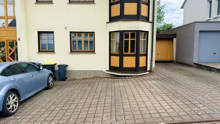 Großzügige Eigentumswohnung mit Balkon, Gartenmitbenutzung und zwei Stellplätzen in Püttlingen