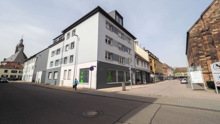 IM STADTZENTRUM - 2-ZKB Wohnung im 1.OG mit Balkon/Fahrstuhl/Einbauküche in ZW