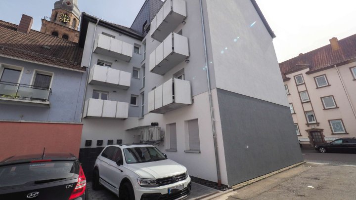 IM STADTZENTRUM - 2-ZKB Wohnung im 1.OG mit Balkon/Fahrstuhl/Einbauküche in ZW